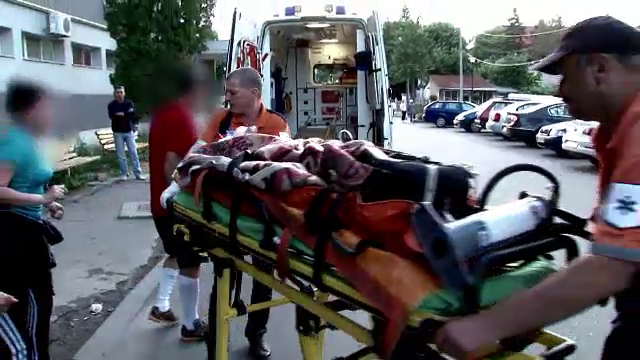 Un copil este in stare grava, dupa ce poarta unui teren de fotbal s-a prabusit peste el