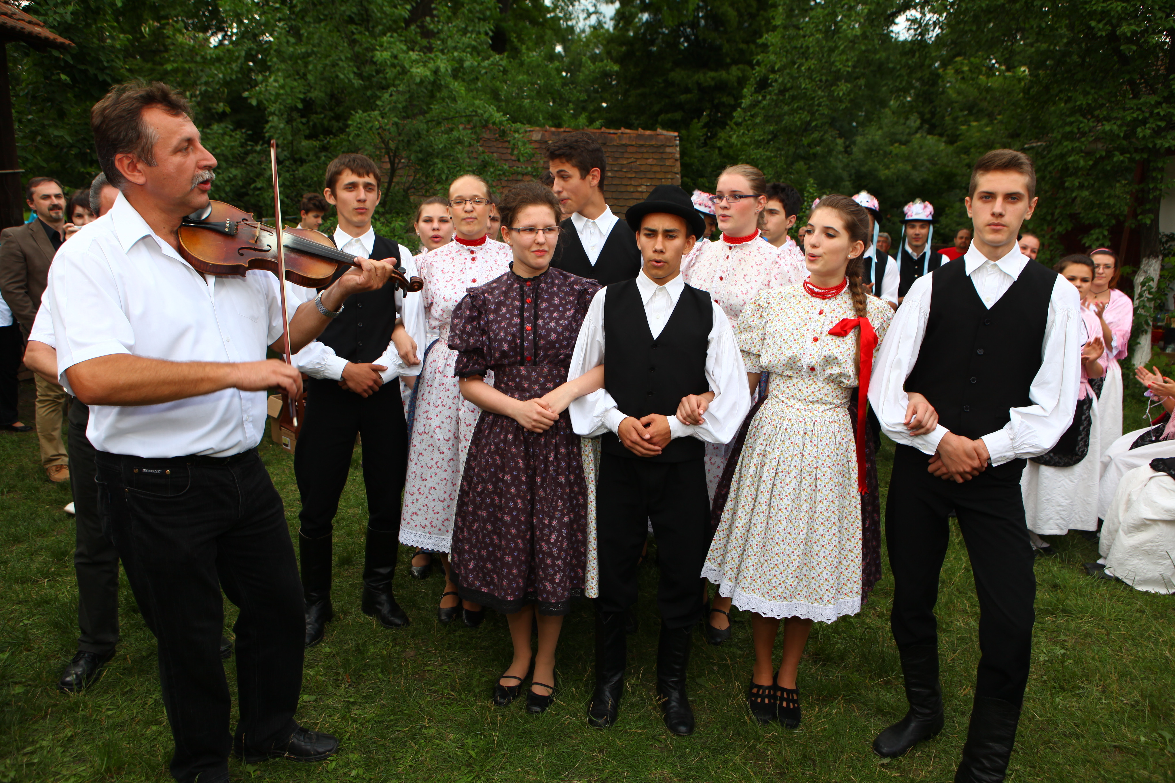 Sute de timisoreni au gustat din produsele traditionale ale fiecarei etnii din Banat. GALERIE FOTO