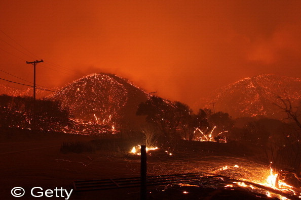 Incendii devastatoare in California, case arse si persoane evacuate. Imagini cu "ploaia de foc"