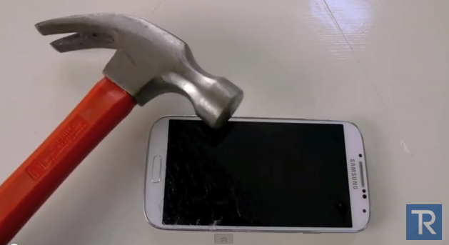 Galaxy S4 in cel mai dur test posibil: trantit pe jos, lovit cu ciocanul si bagat in apa. Video
