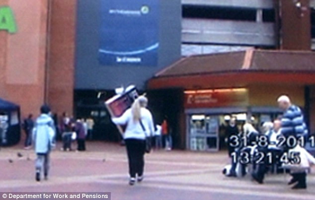 Condamnata la inchisoare, pentru ca a slabit 120 de kilograme si nu a spus autoritatilor. FOTO