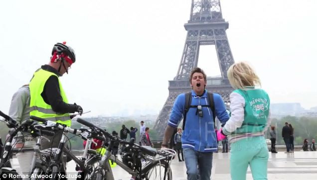 O farsa "contagioasa". Cum reactioneaza oamenii cand o persoana casca langa ei. VIDEO