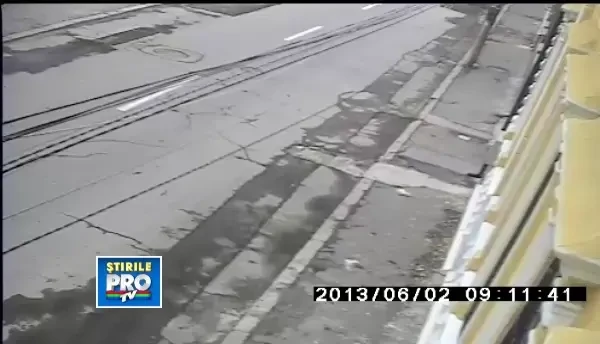 A lovit-o pe trotuar, i-a intors-o spatele si a abandonat-o. Cum mori cu zile ca pieton in Romania