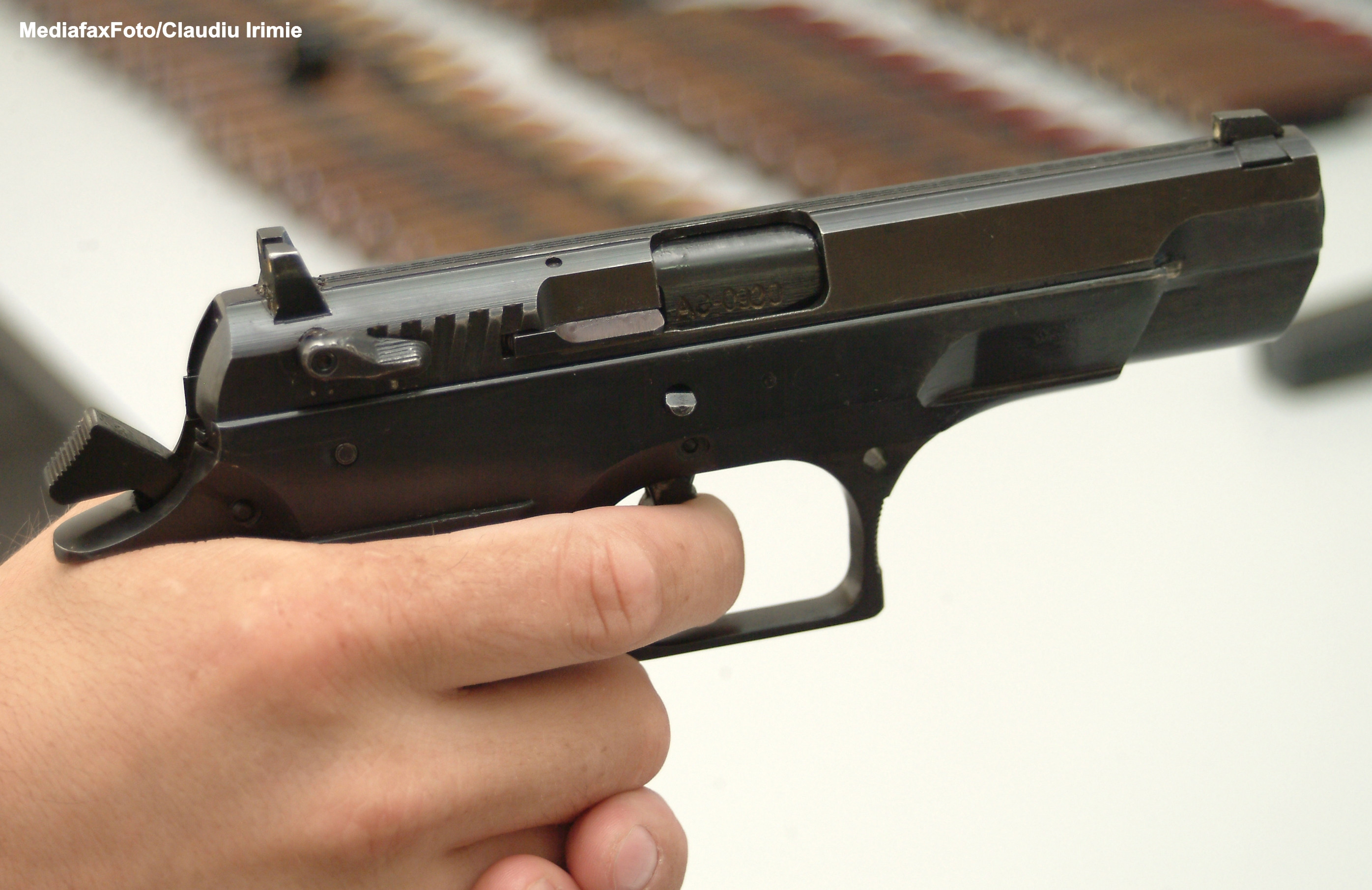 Si-a impuscat accidental sotia si a fost cel mai bun lucru care li s-a intamplat. De ce numesc asta "un miracol de Craciun"