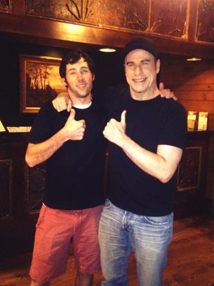 Ce se intampla cand John Travolta apare neinvitat la nunta ta. FOTO