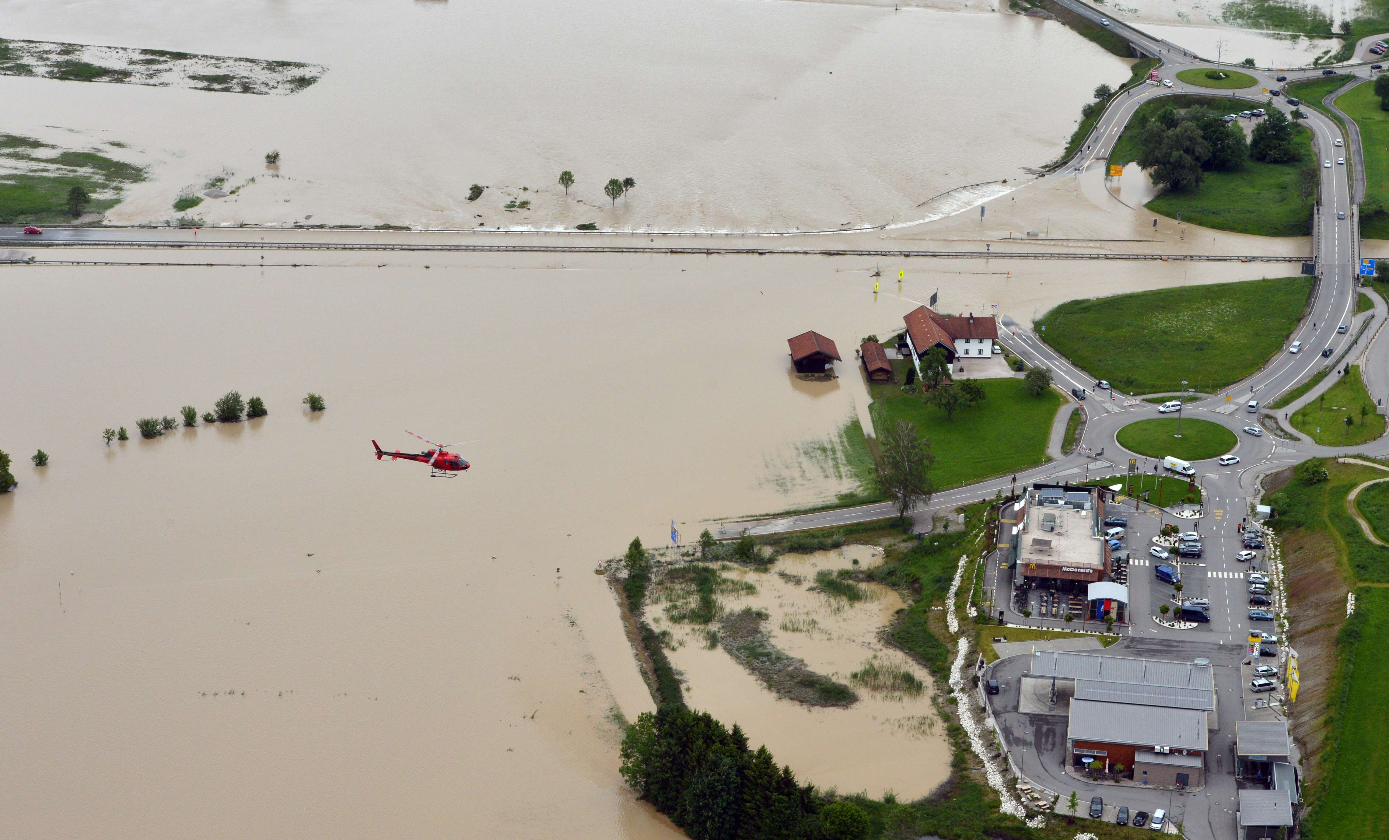 Europa s-a baricadat in fata Dunarii. Viitura coboara amenintator spre teritoriul Romaniei. VIDEO