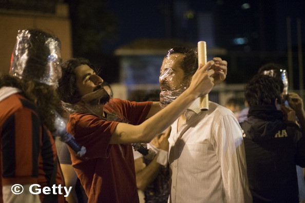 Vicepremierul turc le prezinta scuze manifestantilor raniti la protestele din Turcia