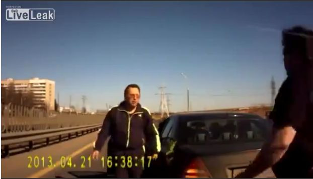 A vrut sa-l ameninte pe un barbat din trafic, insa a primit o lectie. Patania unui sofer rus. VIDEO