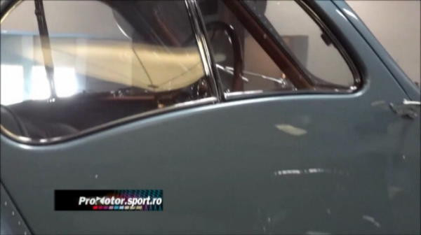 VIDEO S-a ales cea mai frumoasa masina din lume: costa 35 mil. si are aproape un secol