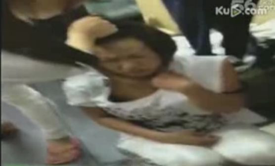 Cum a fost pedepsita o femeie din China, dupa ce a fost prinsa furand dintr-un magazin. VIDEO