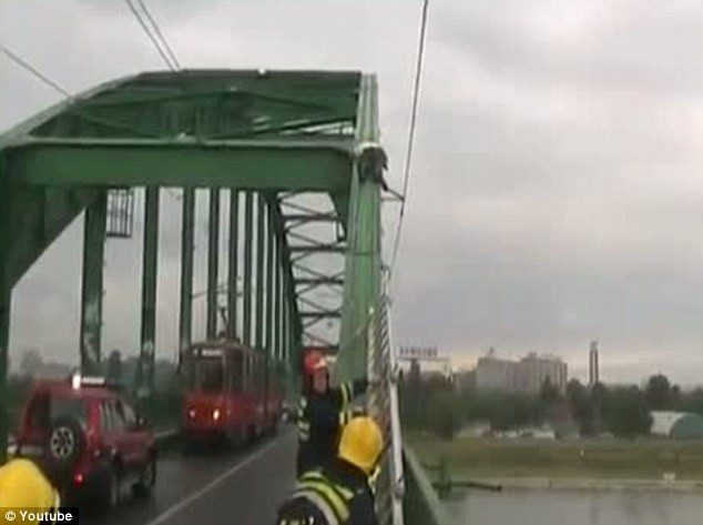 Un barbat din Serbia, salvat de pompieri dupa ce a adormit pe un pod, la 6 metri inaltime. VIDEO