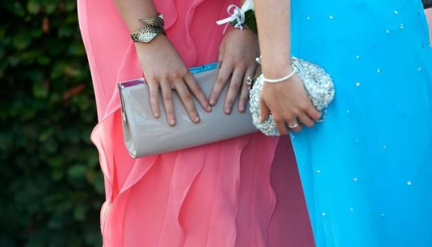 Cum arata ELEVA care nu a fost lasata sa participe la bal pentru ca are SANII PREA MARI! FOTO