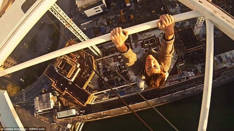 Fara nicio masura de securitate: A stat agatat intr-o mana la 50 de metri altitudine! VIDEO