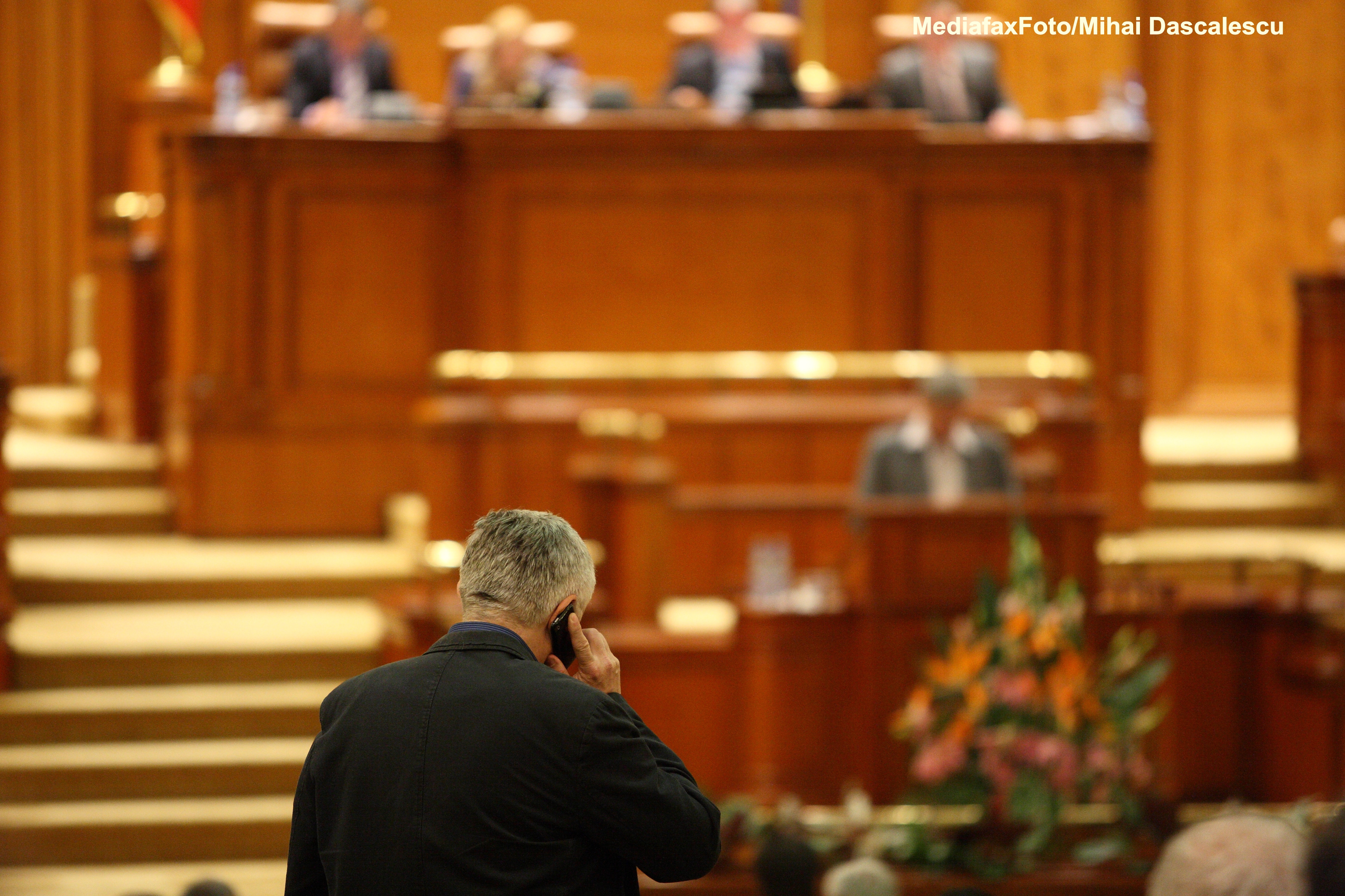 Contractul de telefonie al deputatilor, renegociat. Minute si sms-uri nelimitate in retea