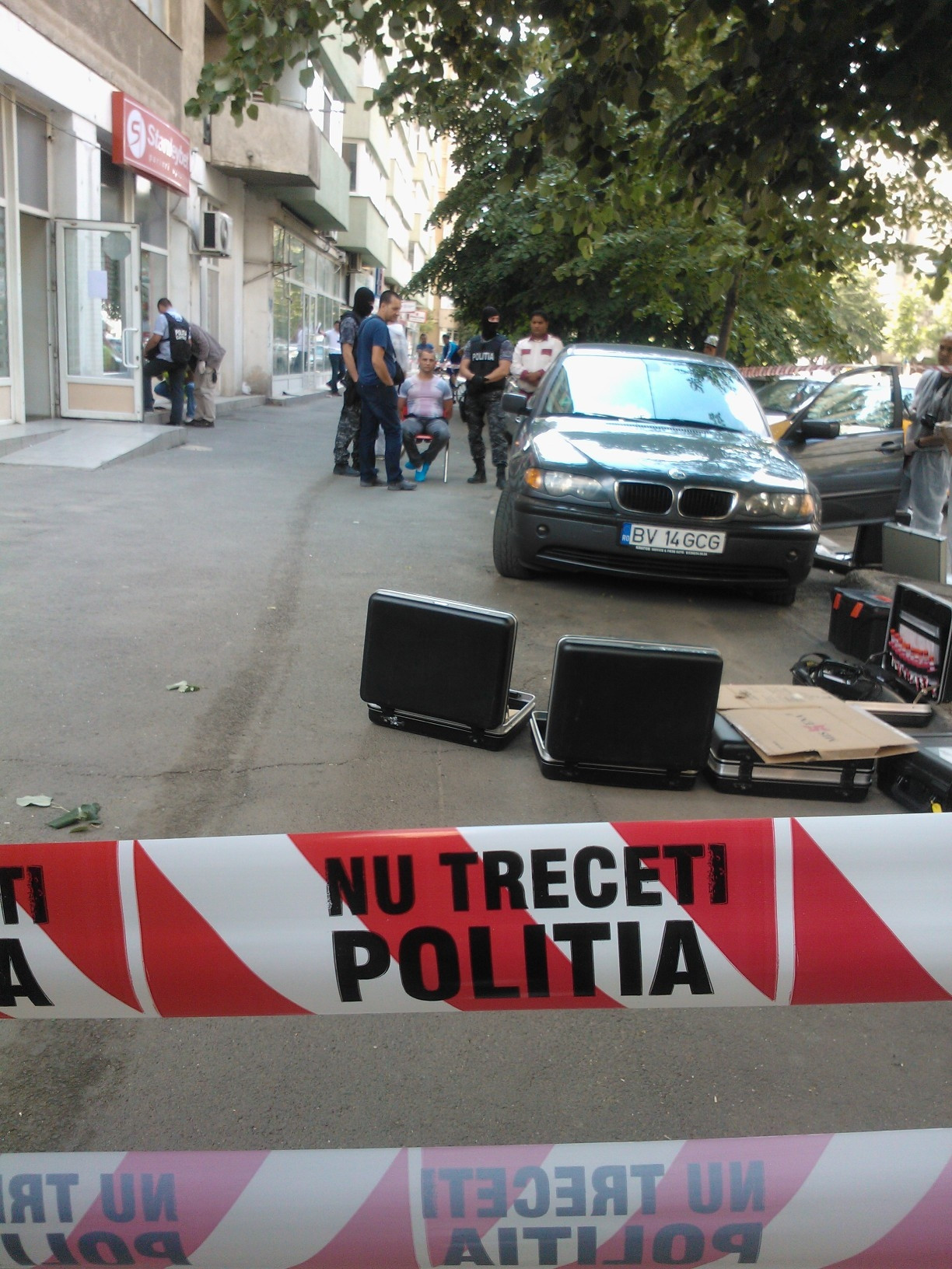 Spargatori de locuinte, prinsi in flagrant in Capitala. De ce i-au obligat politistii sa se descalte