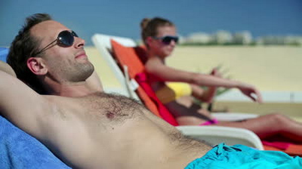 Pielea trebuie protejata indiferent daca are sau nu alunite: Sfaturile medicilor pentru cei care merg la plaja!