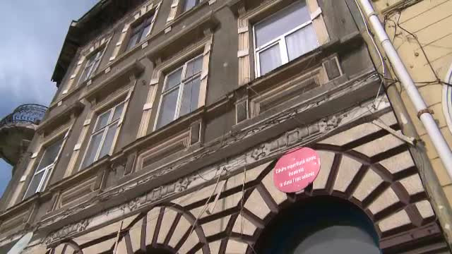 Misterul bulinelor rosii care dispar de pe cladiri. Proprietarii si autoritatile nu fac nimic