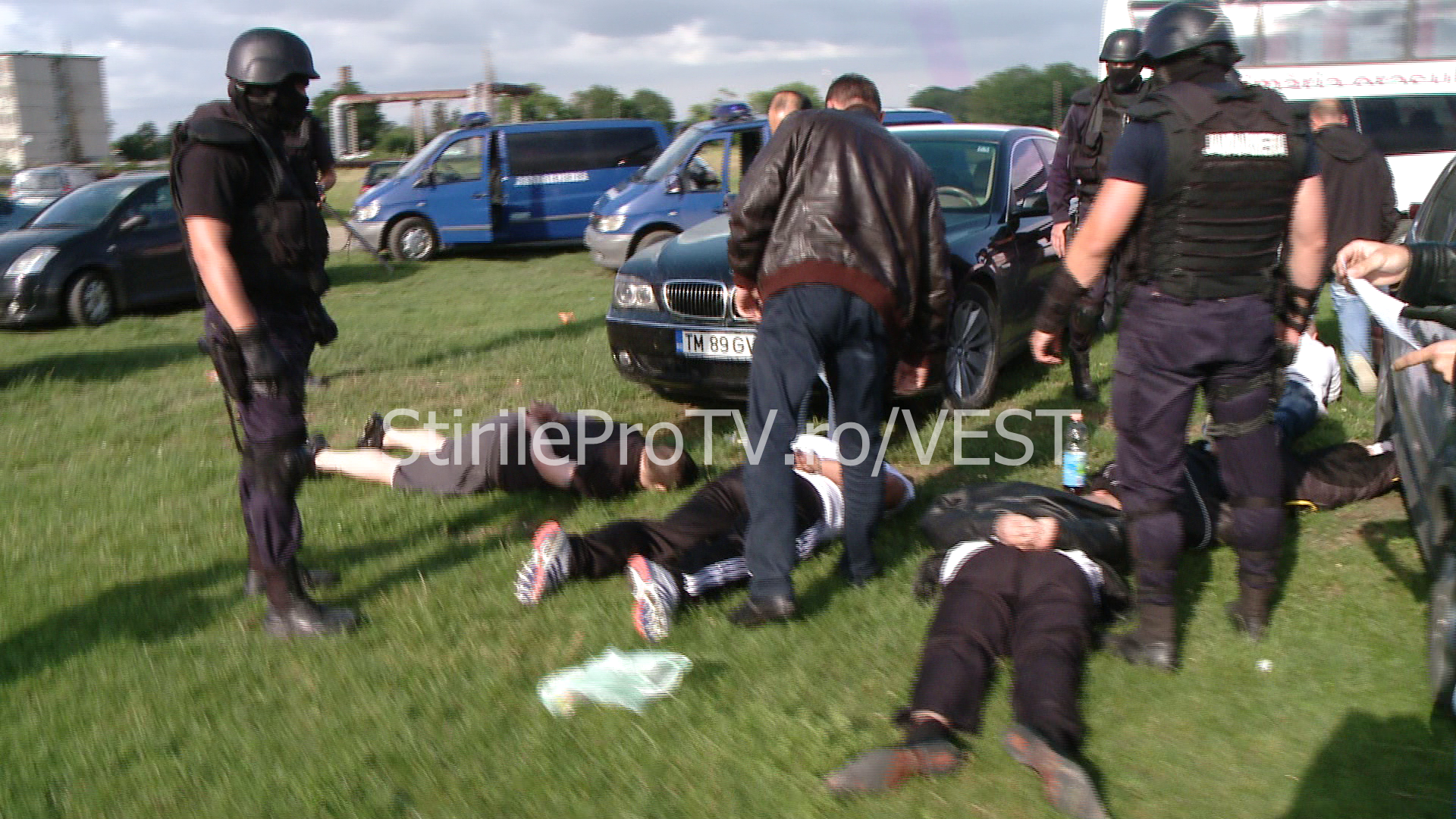 Cinci dintre cei mai de temuti interlopi din Timis,ridicati de trupele antitero, direct de la fotbal