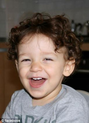 Un copil de 2 ani a murit dupa ce tatal sau l-a uitat 8 ore in masina incuiata, lasata in soare