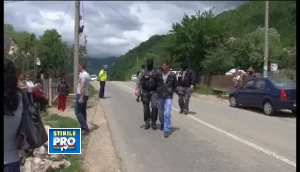 Reconstituirea unei crime. Tinerii care au ucis si violat o batrana au fost dusi la locul faptei