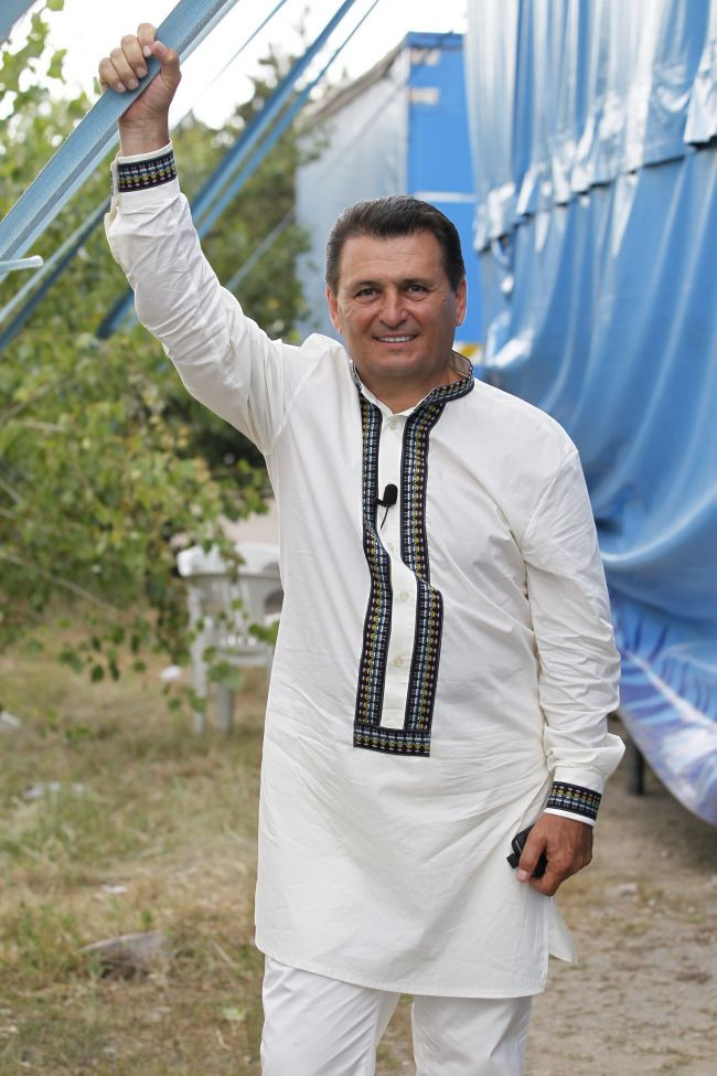 Nea Marin pune vedetele sa munceasca pentru tine, la "Serviti, va rog! Vino pe 9 iunie la Mamaia