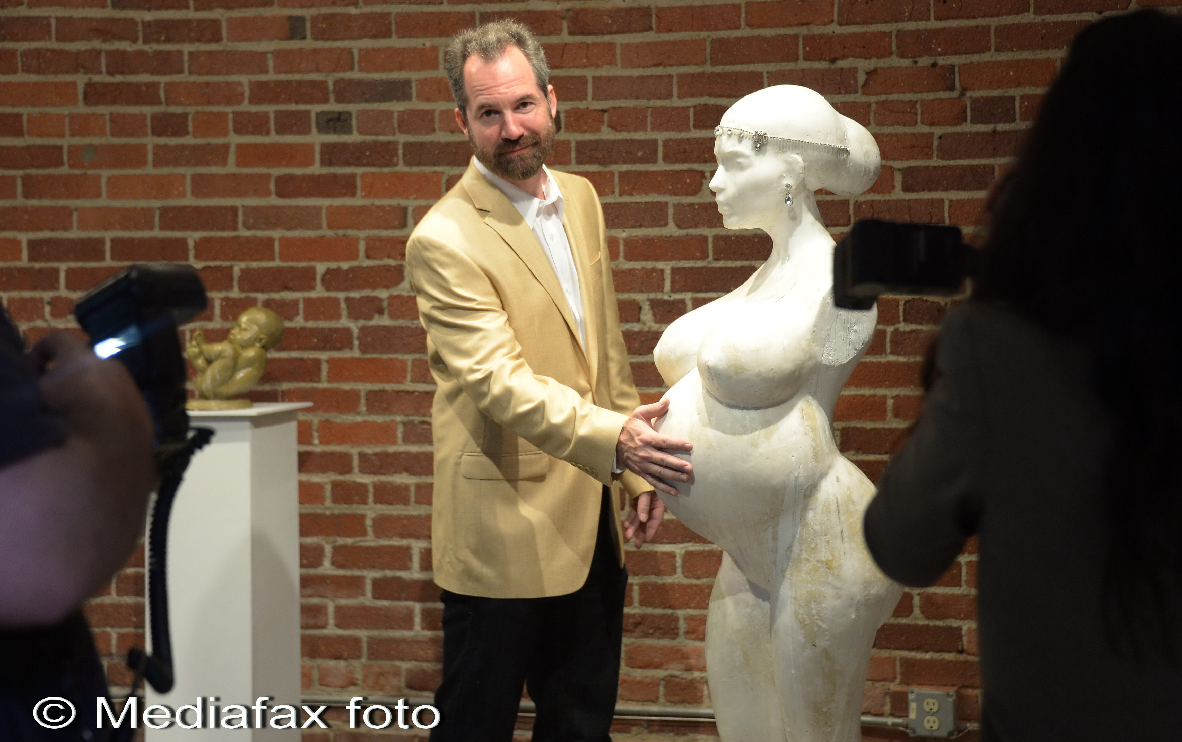 Kim Kardashian are o statuie cu ea goala si insarcinata, expusa in Hollywood