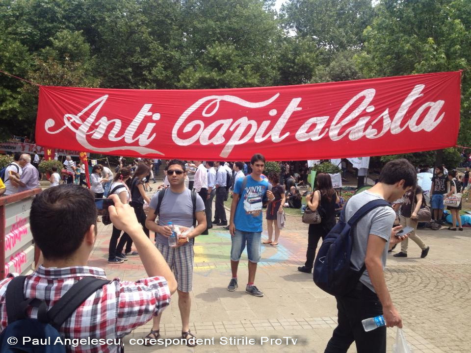 PROTESTE IN TURCIA. Fanii rivalelor Galatasaray, Besiktas si Fenerbahce, uniti impotriva lui Erdogan