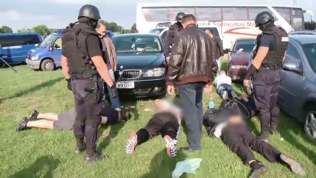 Cei mai temuti interlopi din Timisoara, ridicati de trupele anti-tero chiar de pe stadion