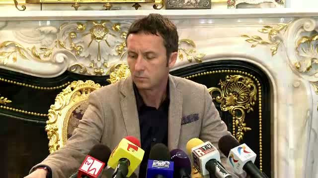 De pe jiltul de aur de la Palat, Mihai Stoica a citit mesajul scris in lacrimi de Becali in arest