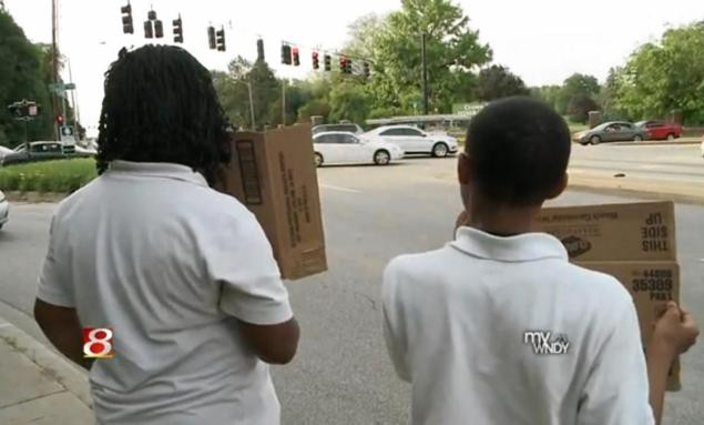 Cum si-a pedepsit o mama fiii dupa ce i-a prins furand. "E mai bine decat sa ii bat". FOTO