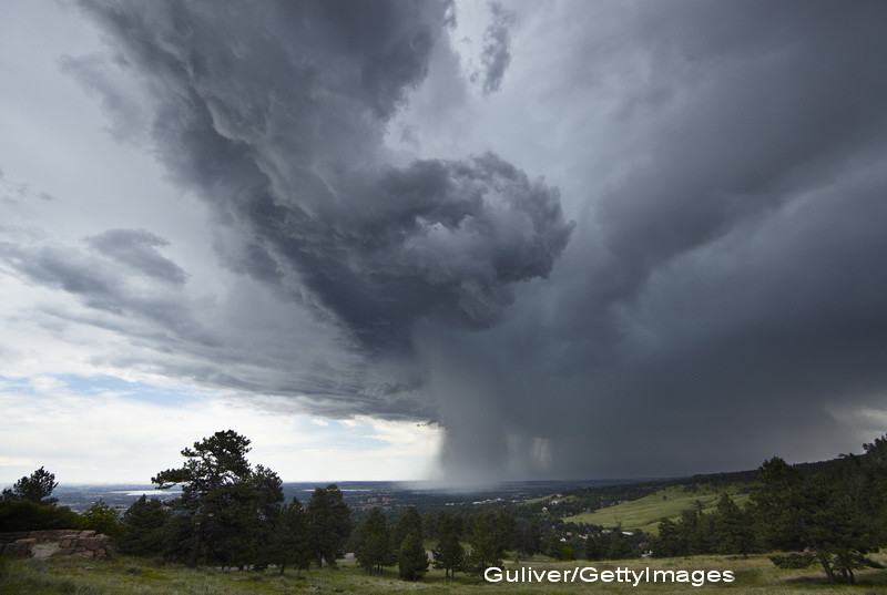 COD GALBEN de furtuni pana miercuri. La Botosani, strazile au fost acoperite de suvoaie intr-o ora