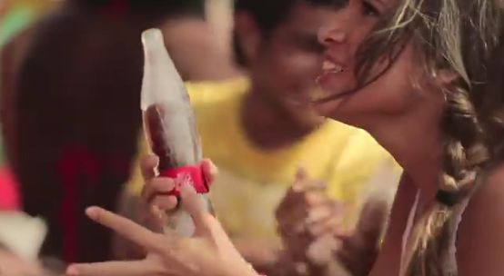 Coca-Cola a lansat sticla facuta complet din gheata, care se topeste in timp ce bei. VIDEO