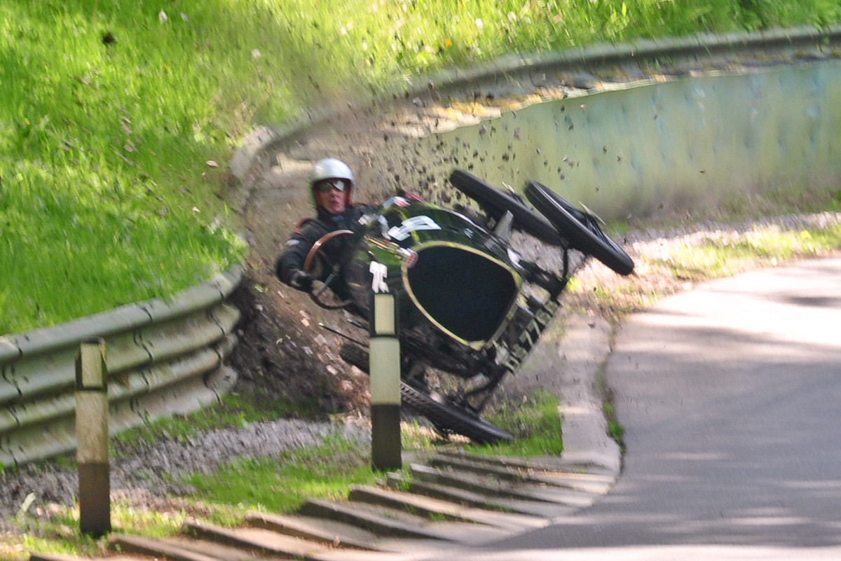 A facut praf un Bugatti de 300.000 de euro, apoi s-a dus sa bea o bere! VIDEO