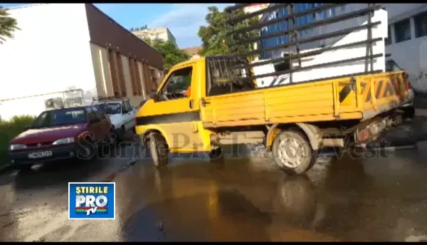 "In timp ce pe palmieri se cheltuiesc zeci de mii de euro, pe o strada ajungi acasa cu barca". VIDEO