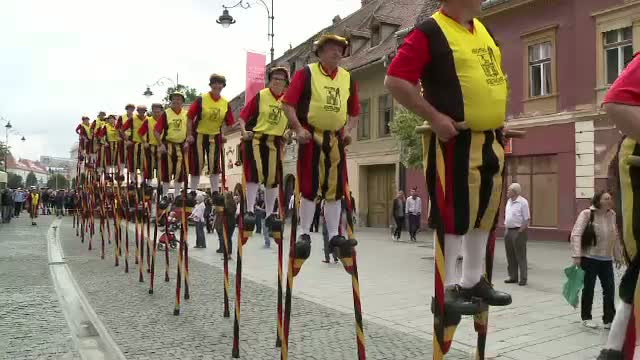 Festivalul International de Teatru de la Sibiu. Show cu artisti pe picioroange si majorete poloneze