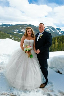 Nunta de 200 de dolari la care poti invita tot orasul. Cum au ajuns la moda casatoriile on-line