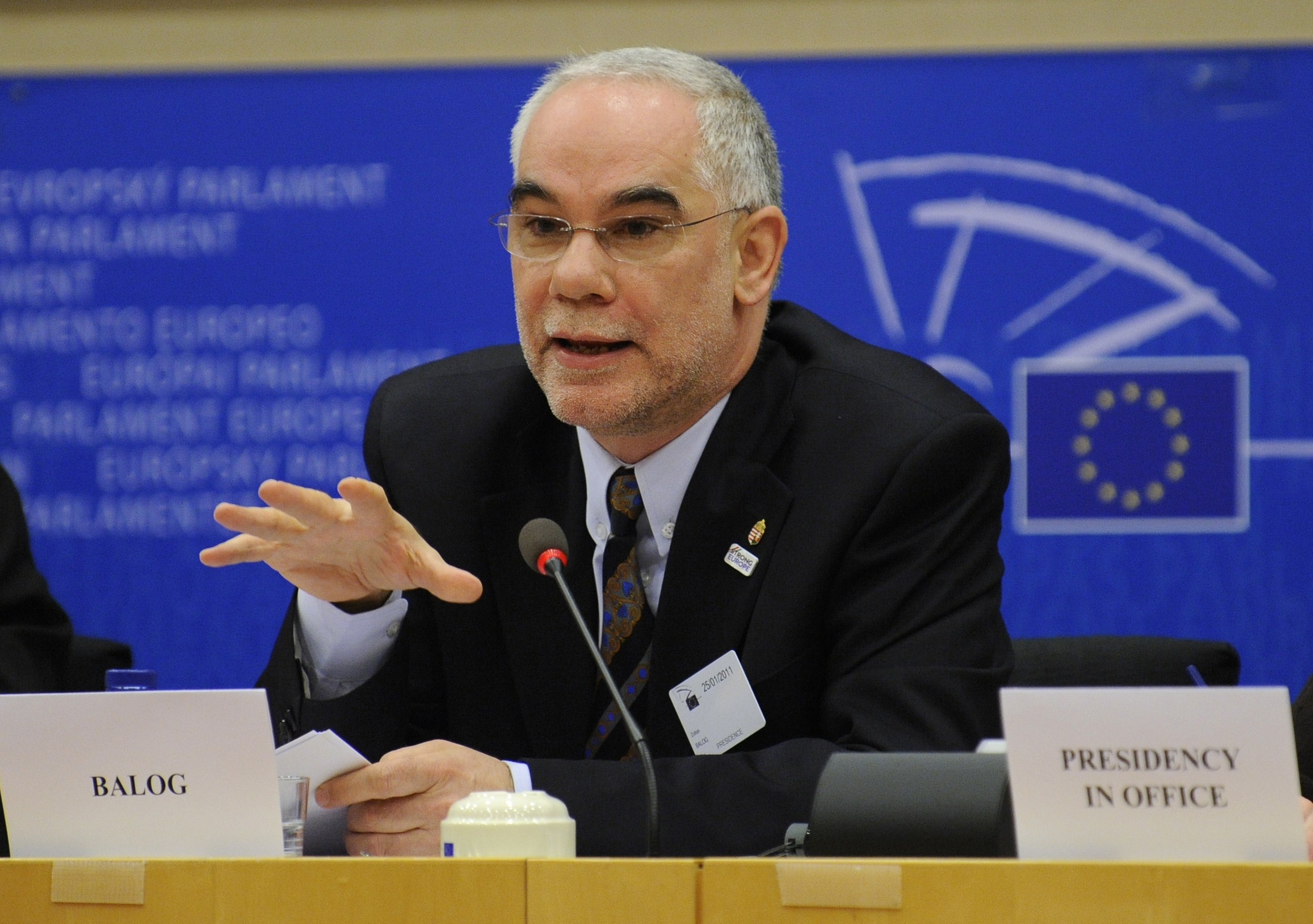 Un ministru ungar a fost atacat cu oua in timp ce vorbea despre romi intr-o conferinta