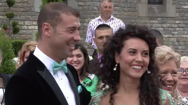 Lucian Bute s-a cununat civil cu iubita sa, Elena. Mireasa a atras toate privirile cu rochia sa