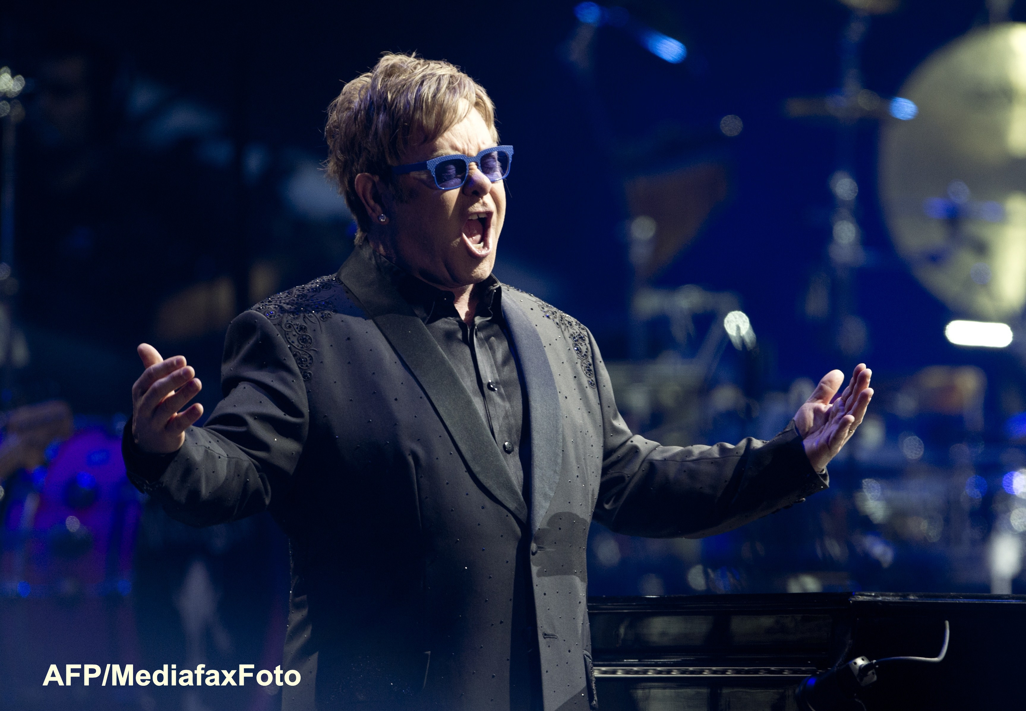 Oficiali ai Rusiei ii cer lui Elton John sa nu poarte tinute homosexuale la un concert din iulie