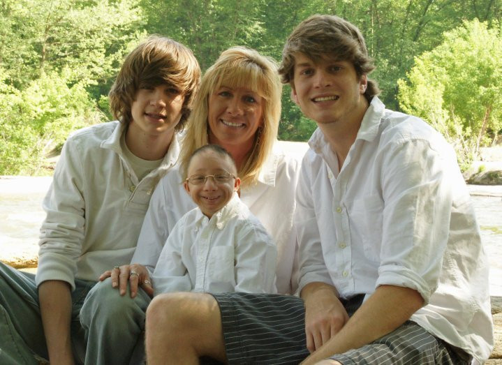 Baiatul care nu creste niciodata. Boala bizara de care sufera, care l-ar putea omori in orice moment