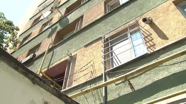 Copil de 6 ani aruncat de la etaj de mama bolnava psihic. Acum doi ani femeia si-a atacat si fiica