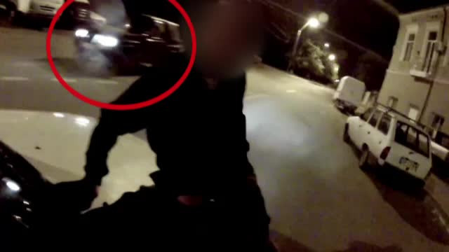 S-au filmat urcand pe capota masinii, in timpul mersului. Cum i-a prins politia