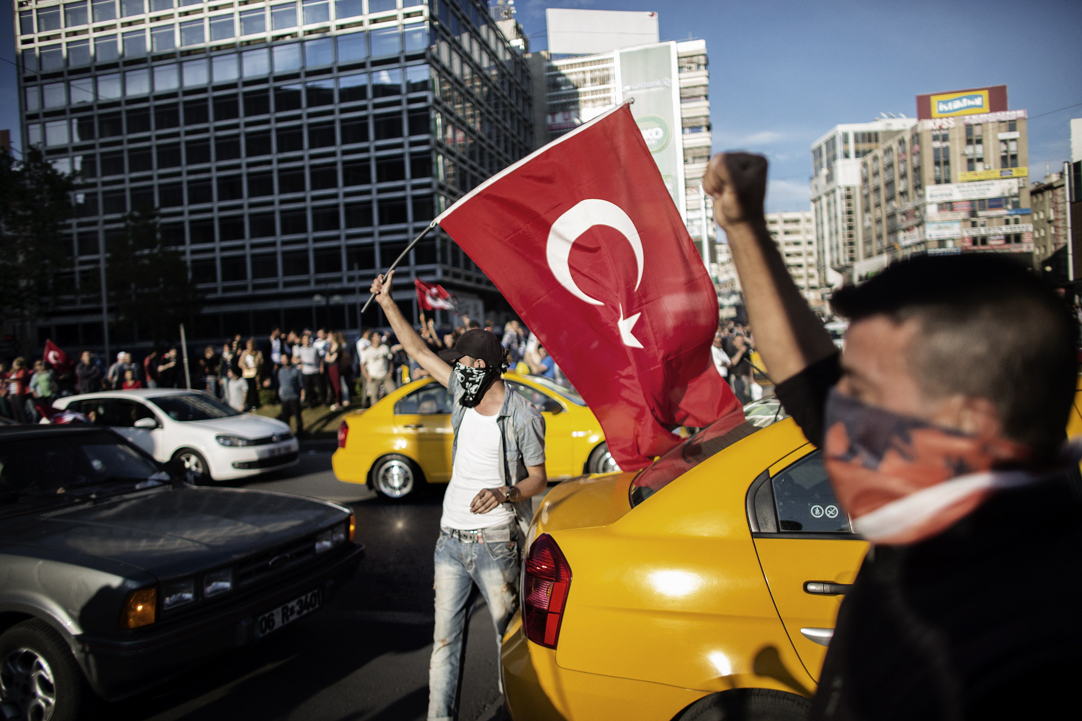 Primele ciocniri intre sustinatorii premierului turc si protestatari. Avertismentul lui Erdogan