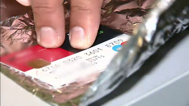 Ce se intampla iti pui CARDUL intr-o folie de aluminiu. NU te-ai GANDIT ca se poate asta pana acum