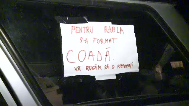 RABLA 2013. Oamenii care au stat la coada sustin ca voucherele s-au dat pe sub mana, ca in comunism