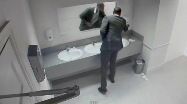 VIDEO. Farsa de groaza. Ce au vazut clientii unui pub, in timp ce se aflau la toaleta