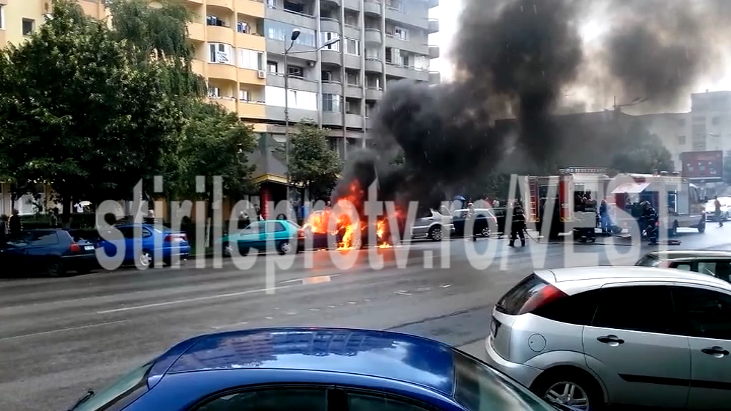 Flacari de doi metri in centrul orasului Deva. O masina a ars complet in fata a zeci de trecatori