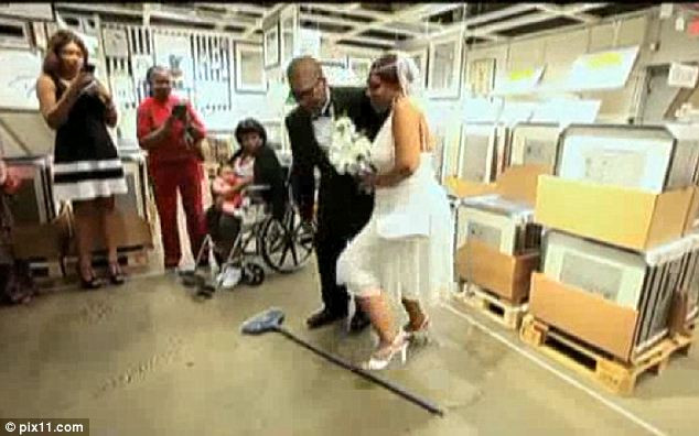 Povestea inedita din spatele acestei imagini: motivul pentru care un cuplu s-a casatorit la Ikea