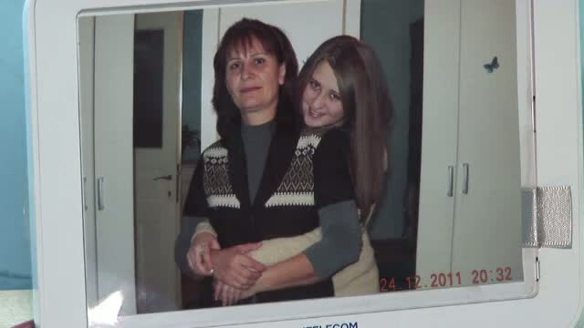 Povestea elevelor care invata exceptional, desi traiesc departe de parintii lor plecati din tara