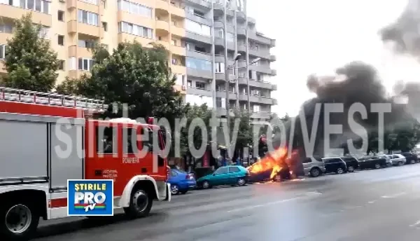 Flacari de doi metri in centrul orasului Deva. O masina a ars complet in fata a zeci de trecatori